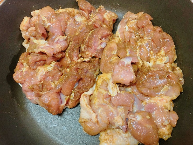 ガイヤーンの鶏肉を焼いている写真