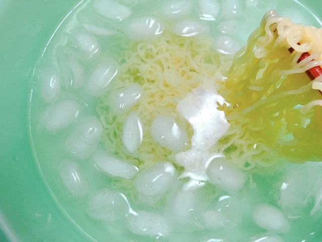 辛ラーメンが茹で上がった写真