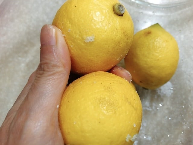国産レモンのアップ写真