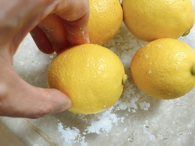 レモンを塩でこすっている写真